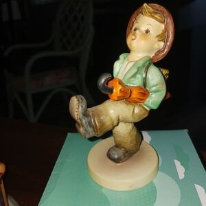 Hummel Globetrotter Figurine 6-1/2"